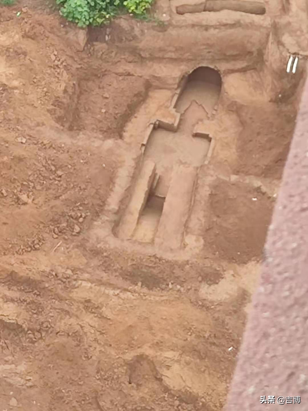 迪卡侬周山大道,周山大道发现的古墓