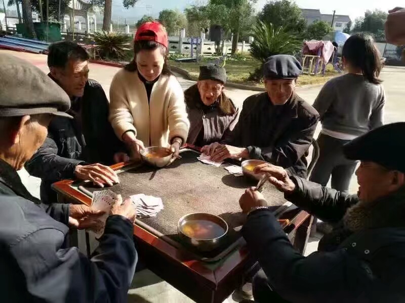 年入百万“神仙姐姐”热心做公益曾做生意被骗光想自杀穿睡衣返乡想感谢当年绿皮车上塞给她100元的陌生男