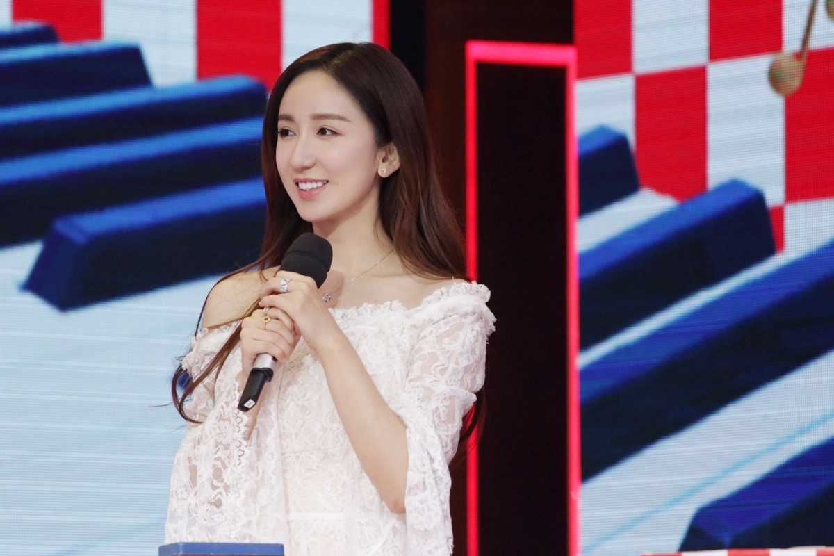 胡一菲娄艺潇是不是一个人,胡一菲娄艺潇前后对比