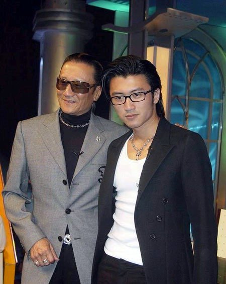 周润发谭咏麟爬山图片,周润发与谭咏麟同框