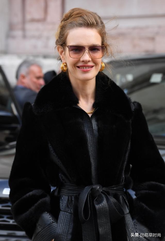 LV太子妃和老公牵手现身秀场，穿皮草富太气息浓