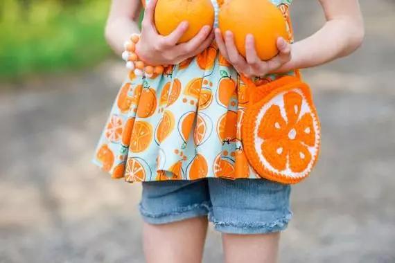 如何钩小包上的小装饰,钩个随身小包包好看