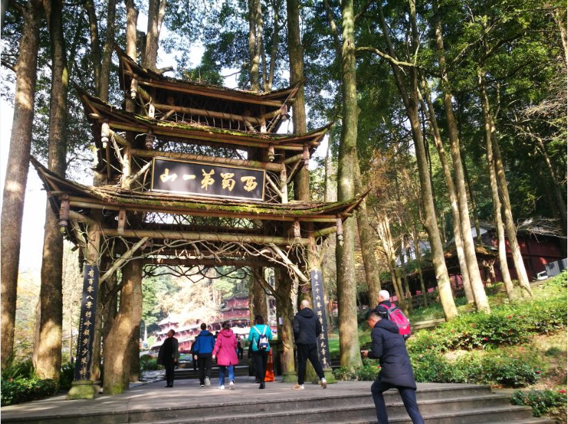 坐上公交去旅行!跟着这条101路线,带你玩遍大半个都江堰~一站一景,吃喝玩乐一网打尽!