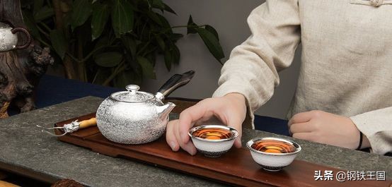银壶铜壶铁壶哪个烧水泡茶好,银壶煮水和银茶壶泡茶有什么区别