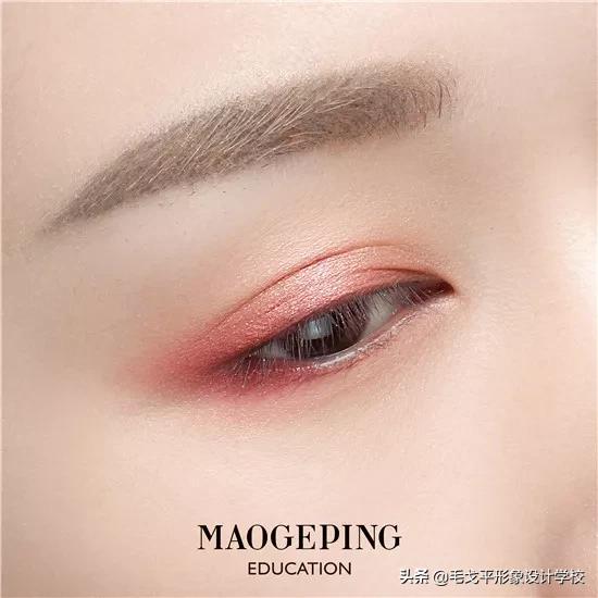 红色眼妆怎么画显大又干净,红色眼妆不画眼线