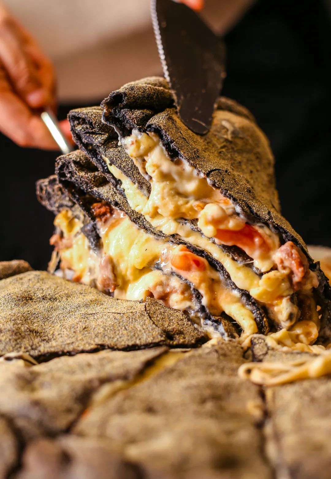 达明路上这家「黑店」，靠着瀑布芝士杀疯了