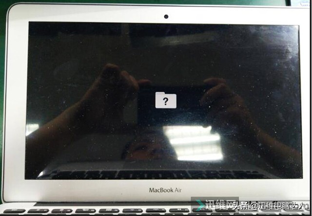 苹果笔记本开机“文件夹图标里有个问号”，大神一根线完美修复