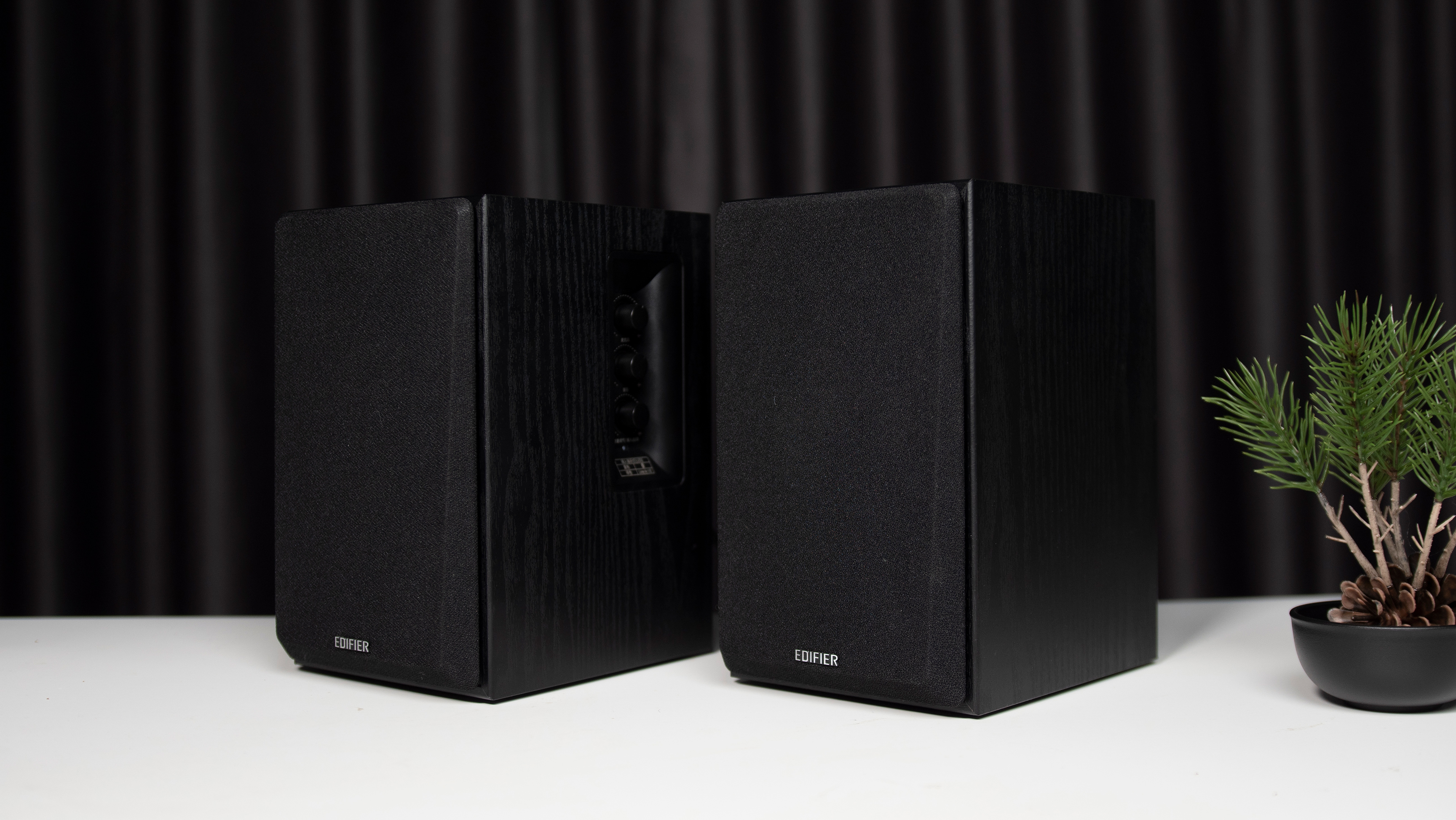 什么音箱可以有麦克风说话,用麦克风和喊话器唱歌