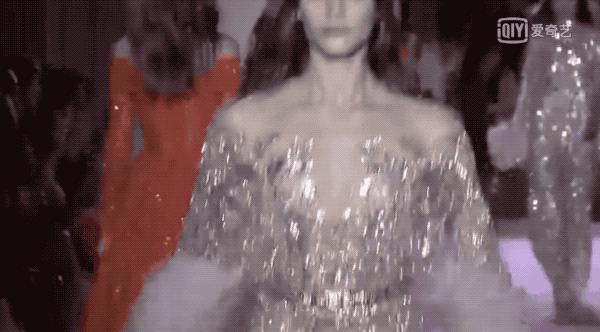 刘亦菲金裙子,刘亦菲穿一袭仙女裙现身活动