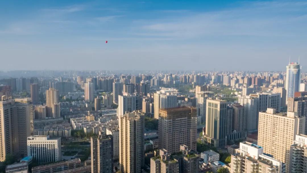 向对面出租屋射了一箭:80后妈妈王莹在城中村的实验艺术