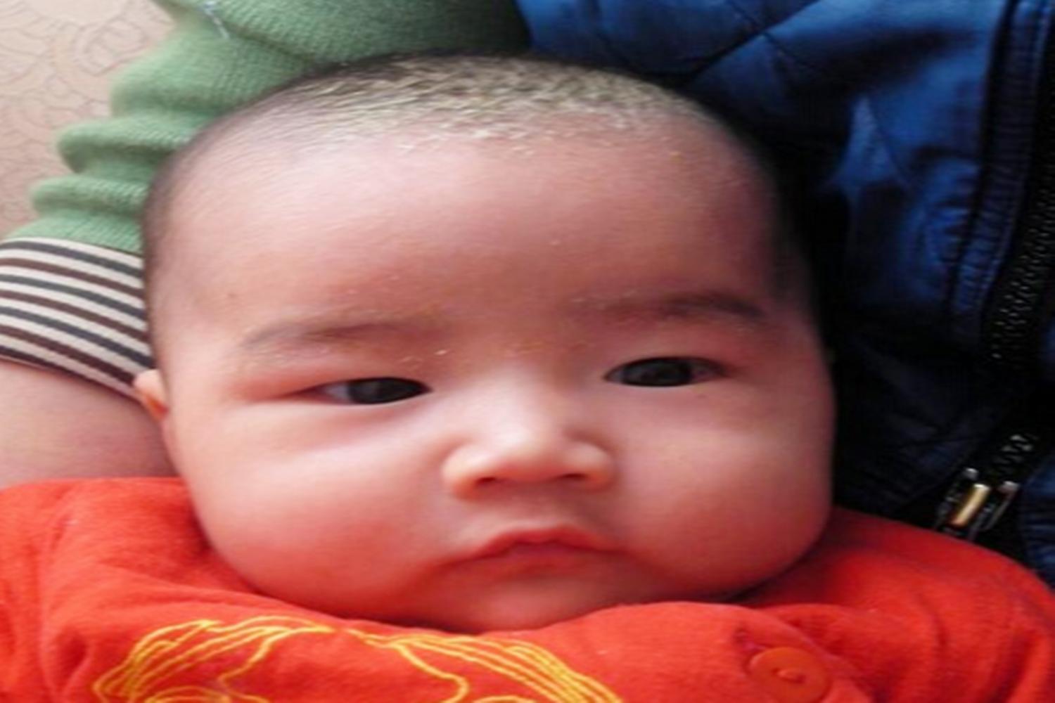 宝宝头顶上的污垢用香油可以吗,婴儿头顶污垢洗了又长怎么回事