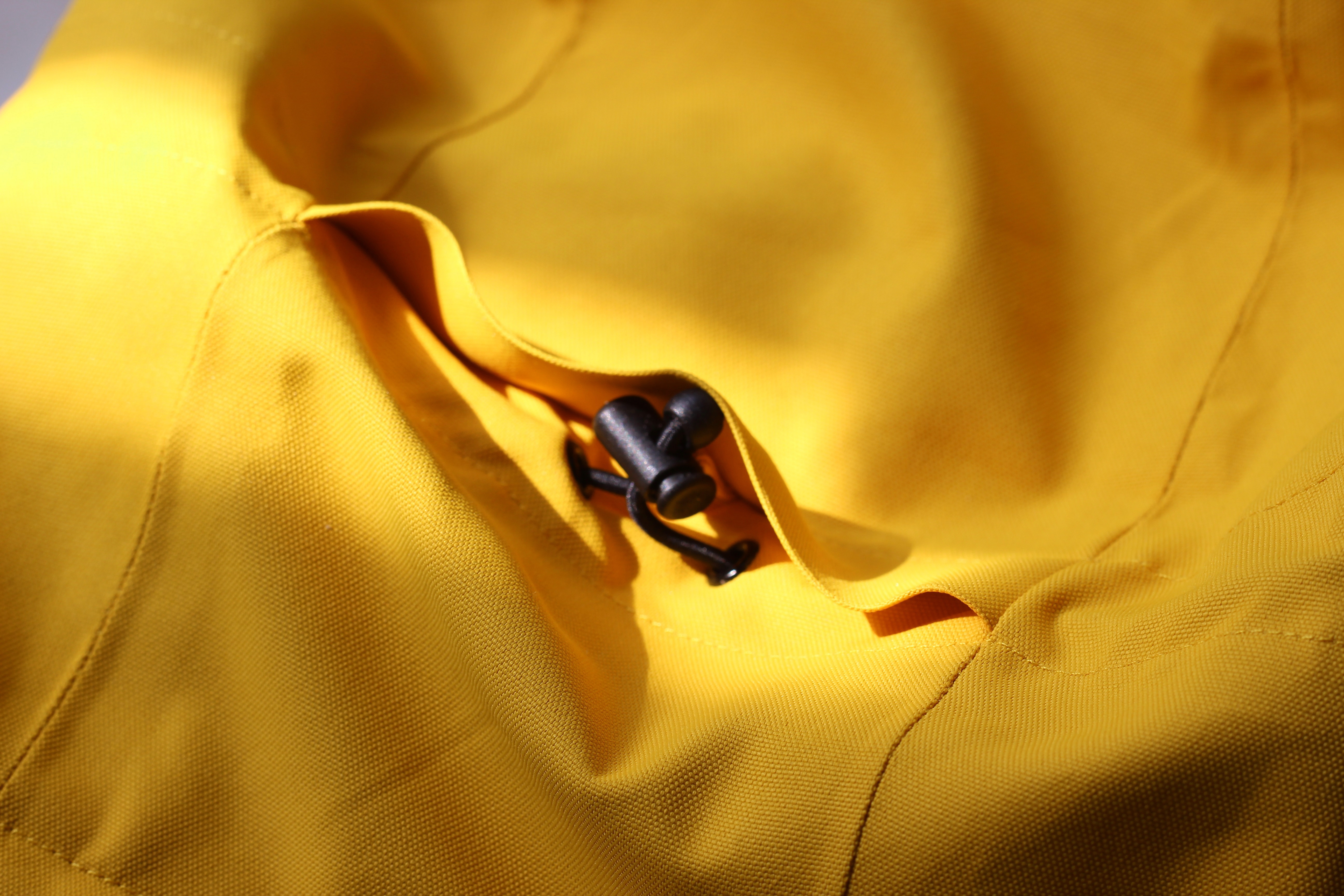 沙乐华明星同款冲锋衣,沙乐华和哥伦比亚冲锋衣哪个好