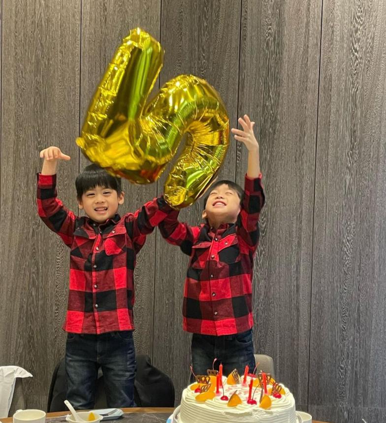 Kimi双胞胎弟弟生日，林志颖给儿子写祝语，母子三人对话温馨