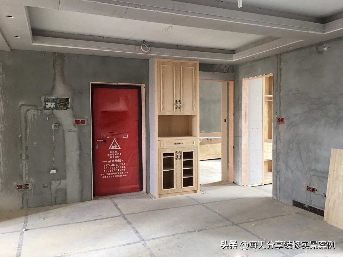 一进门就是餐厅和客厅鞋柜装修图,进门餐厅客厅鞋柜隔离柜一体设计