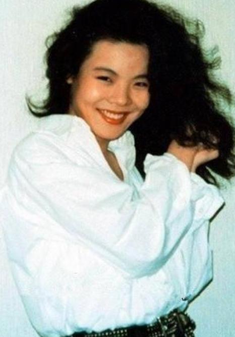 1999年，《说唱脸谱》谢津跳楼身亡，救命稻草竟是被亲妈折断