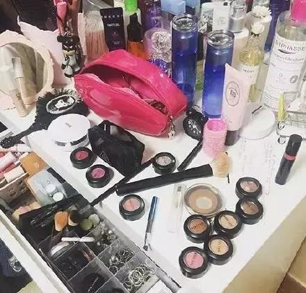 隐藏式梳妆台你见过吗,别人的梳妆台照片