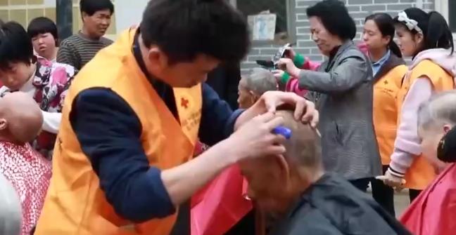 理发师给农村老人免费理发,暖心的理发师给流浪汉理发