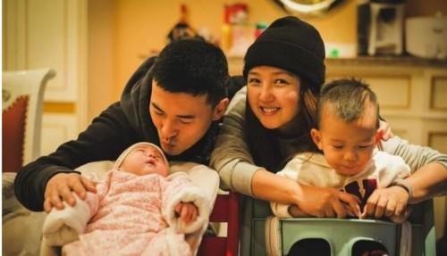 何洁三胎后素颜,何洁晒三胎女儿正面