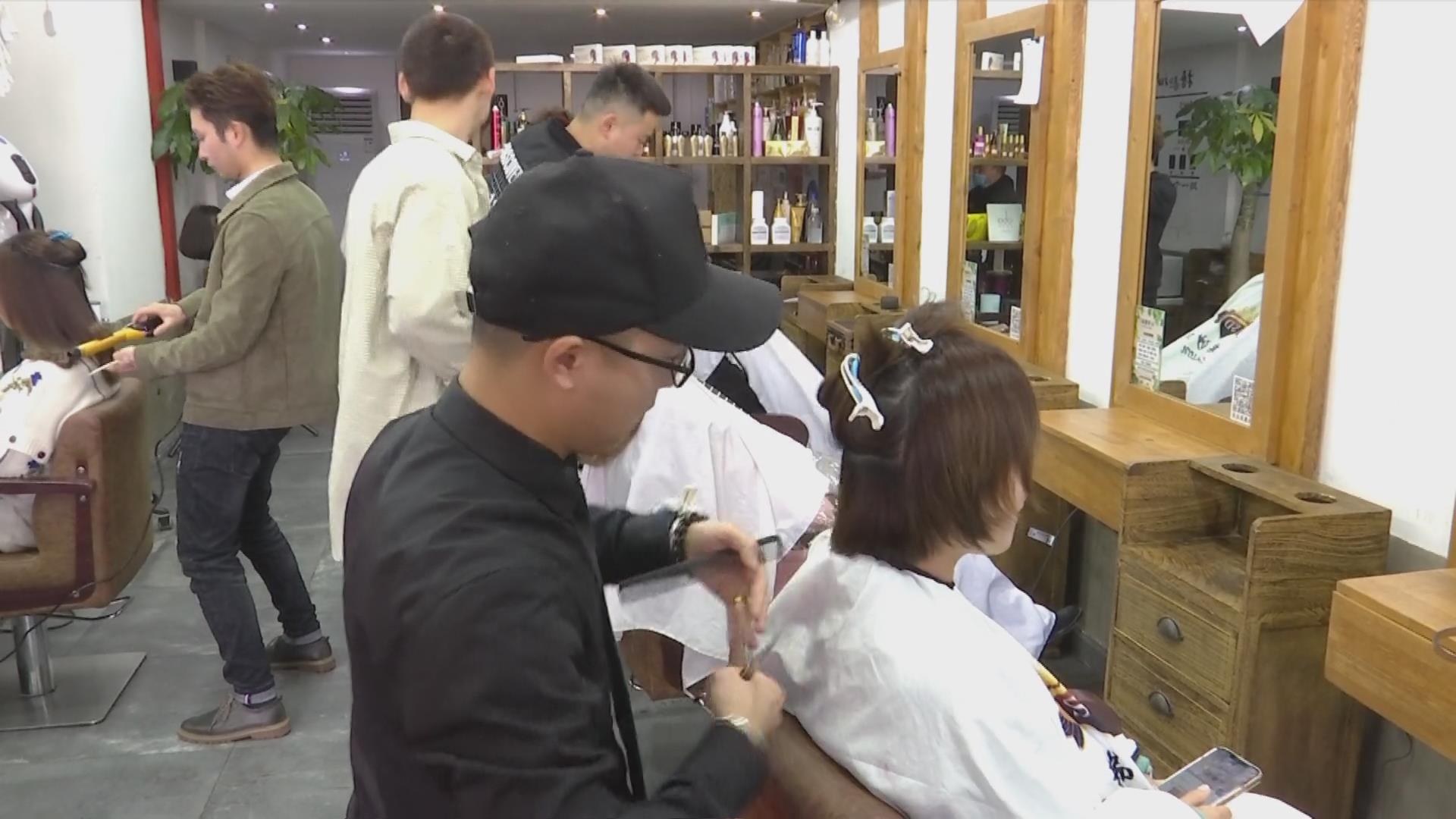 二月二龙台理发店爆满视频,二月二龙抬头理发店人气旺