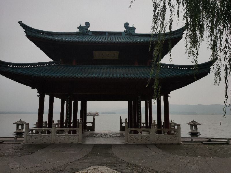 杭州西湖断桥好大的雨,杭州西湖断桥残雪夜景下雨