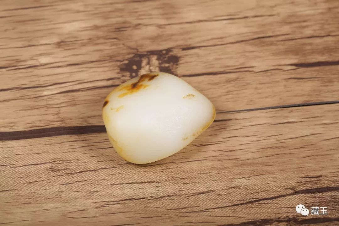 和田玉光白籽料特点,和田玉颜色白的好吗