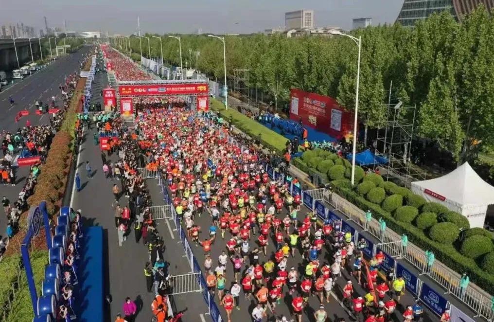 郑开马拉松晕倒选手怎么处理,郑开马拉松中暑