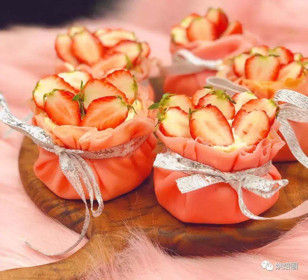 过年做的福袋卷蛋糕被亲戚夸惨了送给正月的寿星寓意好又漂亮~