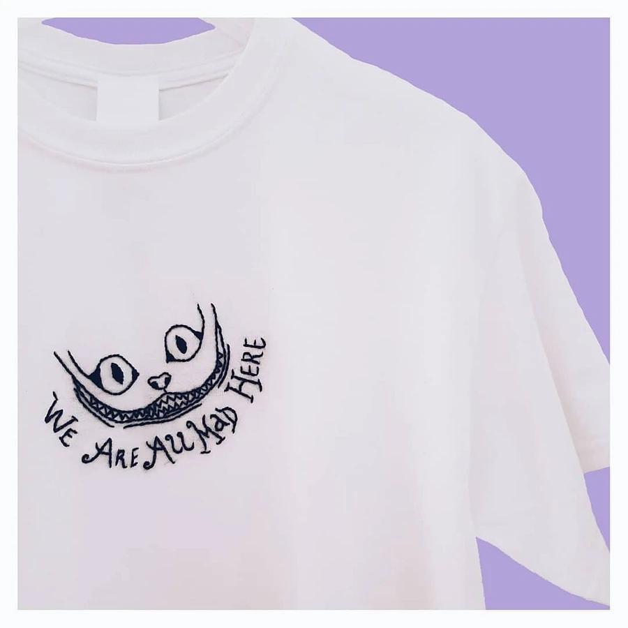 自己绣在衣服上的简单刺绣,手工刺绣t恤字母配色图片