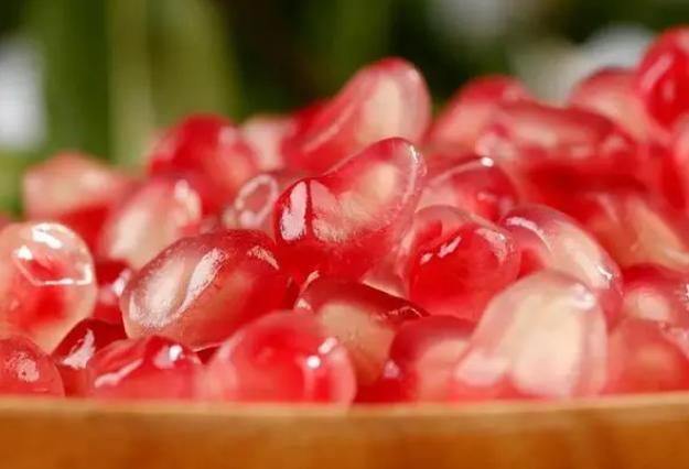 秋天吃石榴的功效,秋天吃石榴有什么好处有禁忌吗