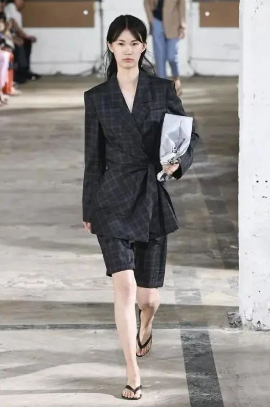 百慕大短裤搭配的两个新趋势,百慕大短裤搭配小个子