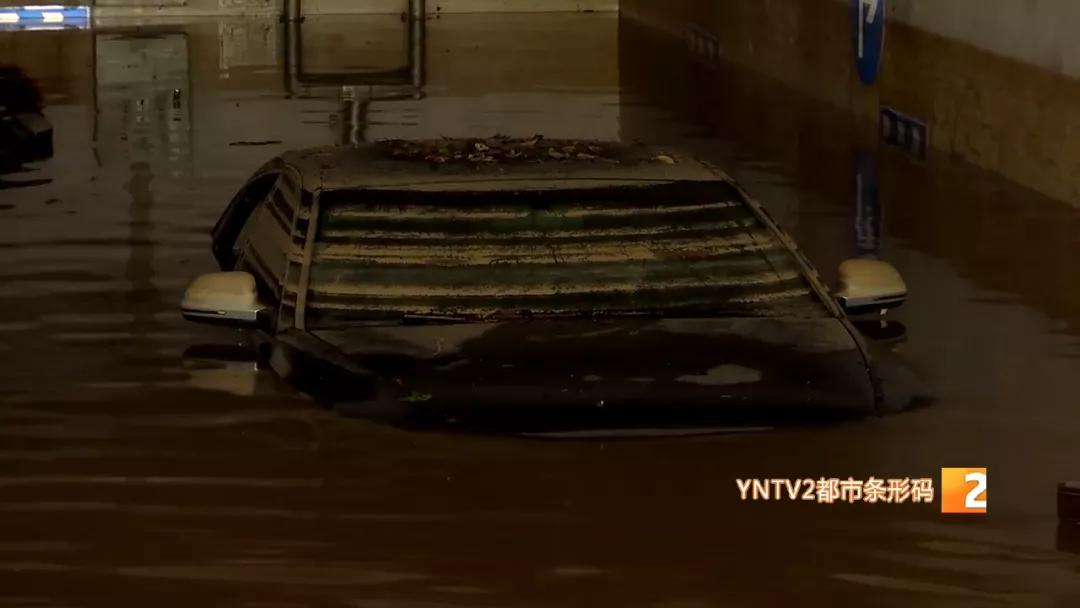约200辆车泡了一整天，路上淤泥堆积难以通行，西市区为何淹积水那么严重？