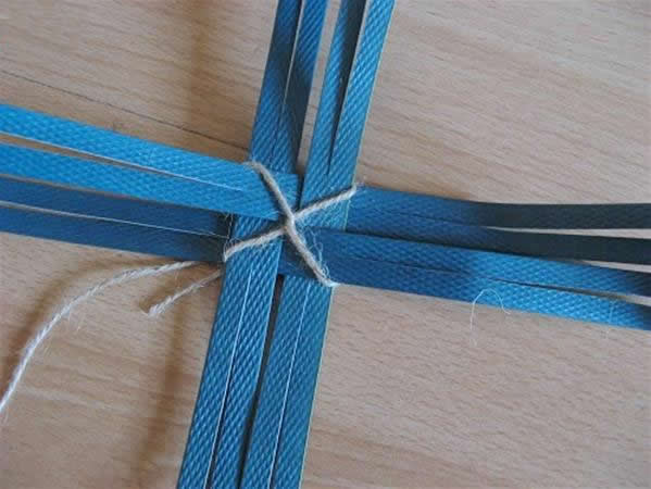 打包带编手工花篮教程视频,教你用打包带编圆篮子视频