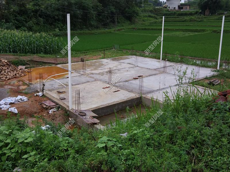 自家建房落水管放在墙里还是墙外,农村建房天沟落水管怎样装才合适