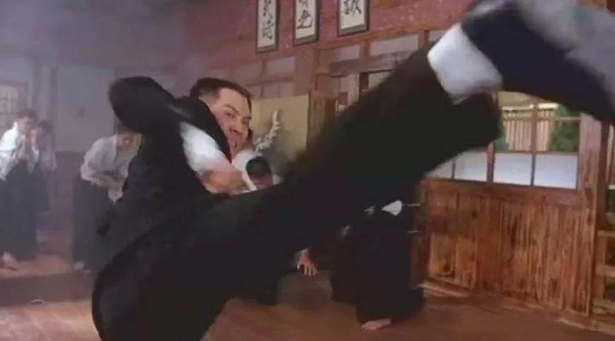 黑皮鞋白袜子好吗,白袜子黑皮鞋代表什么