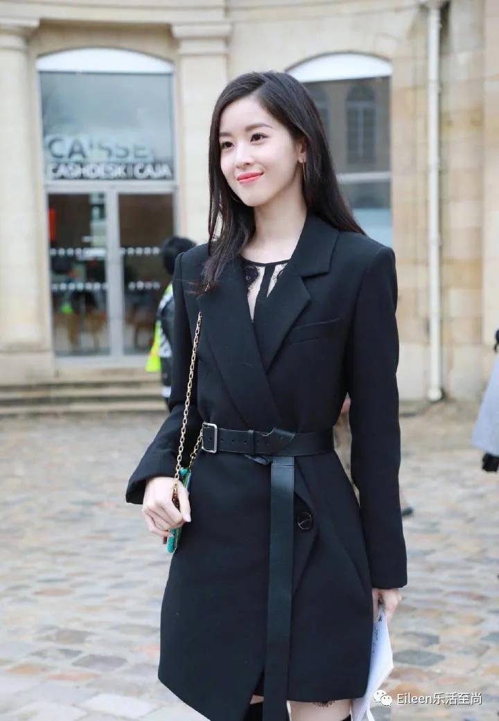 合影被裁？奶茶妹妹的千亿名媛晋级路还有多长？