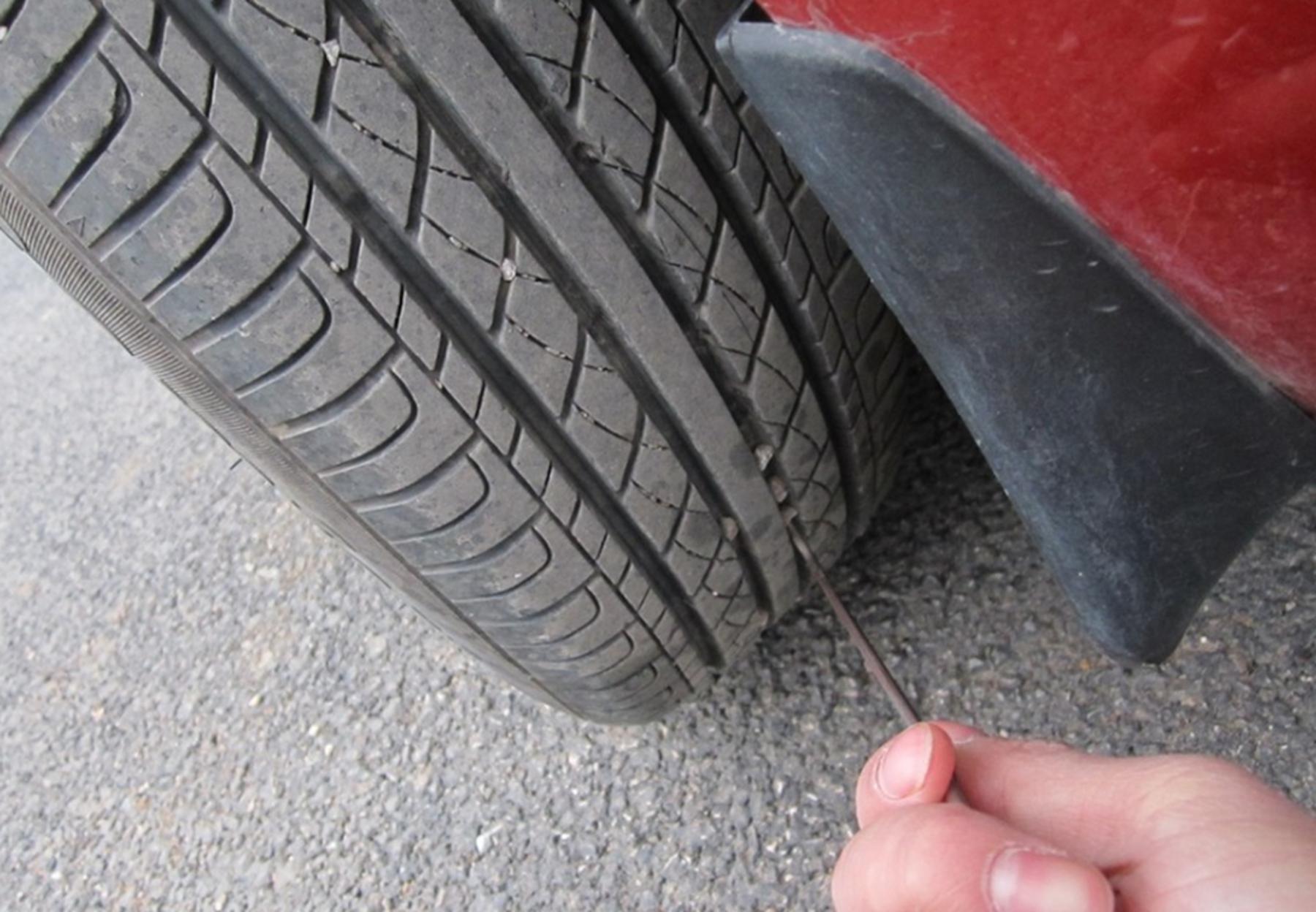 汽车轮胎上的小石子有什么危害,轮胎缝里的小石子有必要抠吗