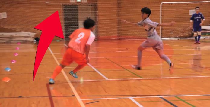 足球3人传球训练方法,3人进攻技巧教学