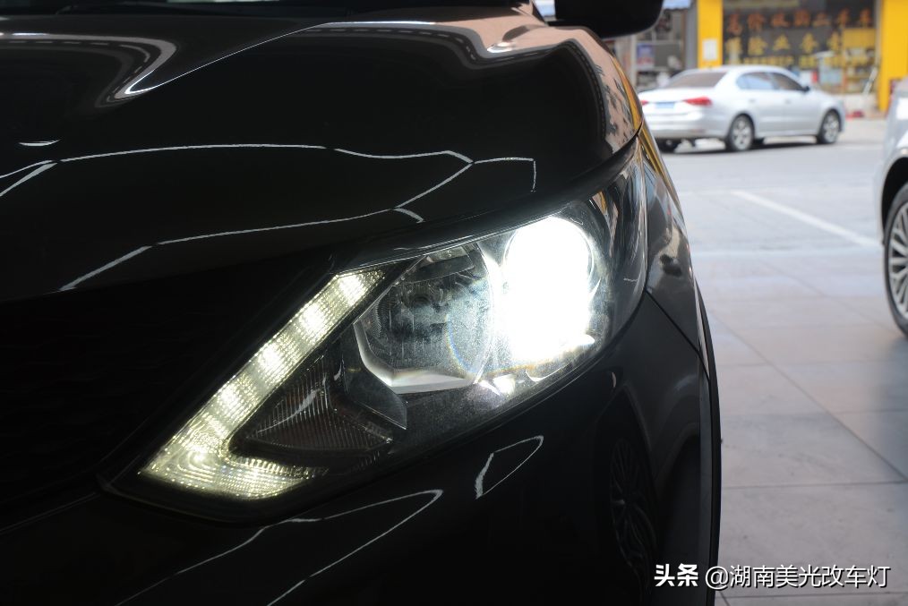 2022款逍客卤素大灯更换成led,逍客卤素灯有必要改led