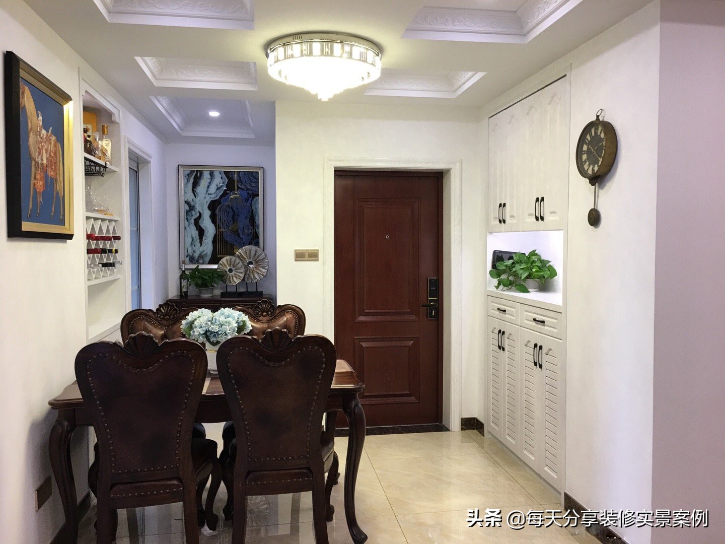 一进门就是餐厅和客厅鞋柜装修图,进门餐厅客厅鞋柜隔离柜一体设计