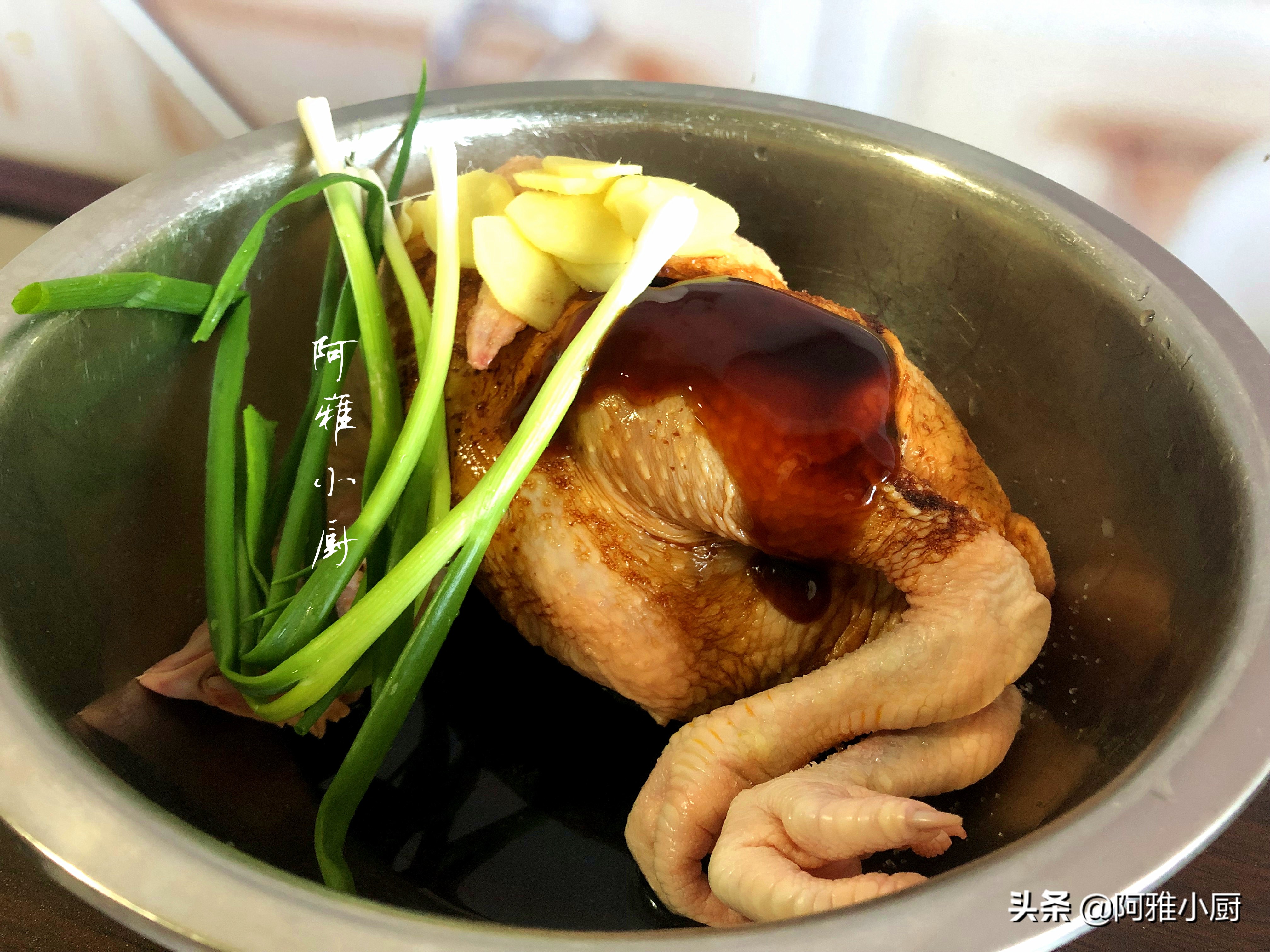 把一整只鸡扔进电饭煲不用一滴水,把一整只鸡直接放电饭煲里