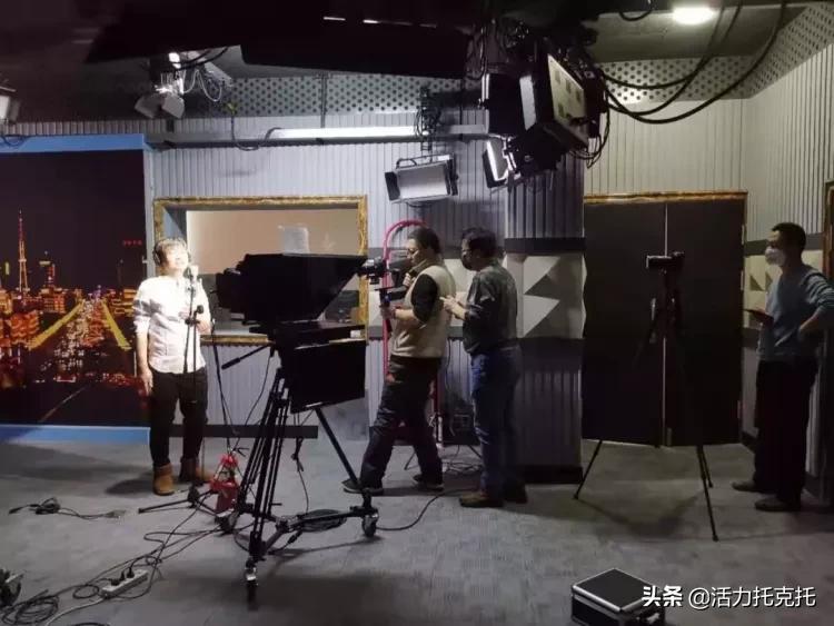 白衣礼赞致敬最美逆行者,致敬逆行者礼赞劳动者