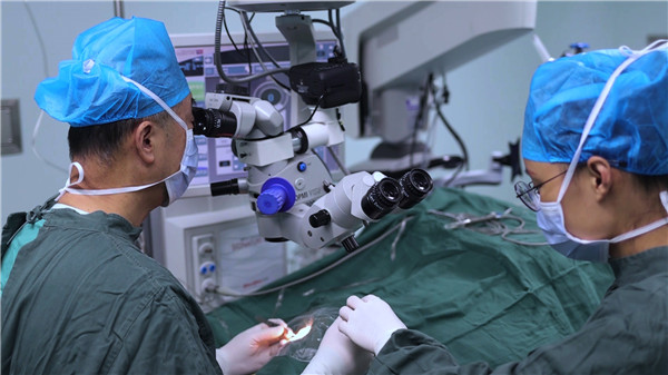 河南资深眼科专家陈刚的光明新使命：培养更多眼科人才