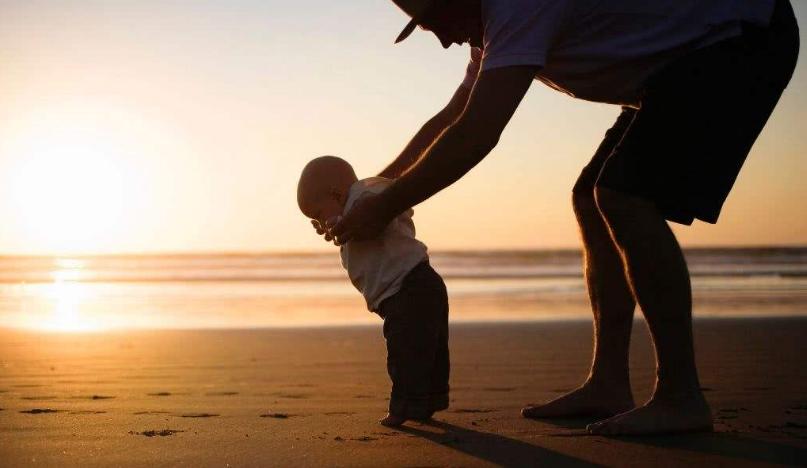 贴心小棉袄变成漏风小棉袄,暴躁老爸在线吃醋:必须写出爸爸的爱