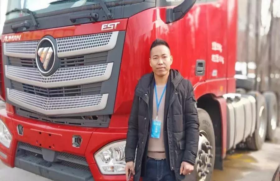 河南的卡车司机年终庆功会上，他竟然穿着睡衣上台领了个奖