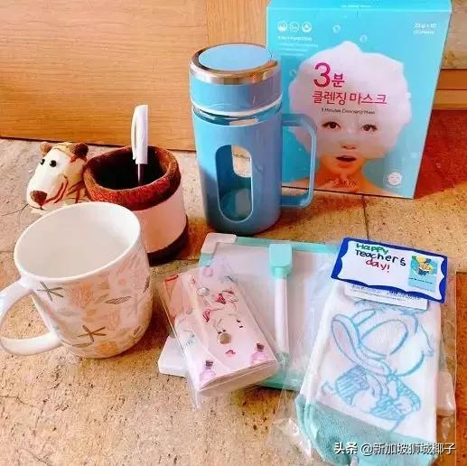 今天，看到新加坡老师收的礼物，家长集体沉默了...