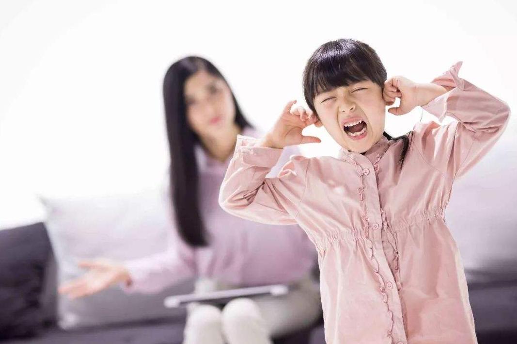 女儿看到脏东西吓坏父母,女儿说看到脏东西