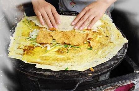 校门口卖煎饼果子,26岁卖煎饼果子大叔