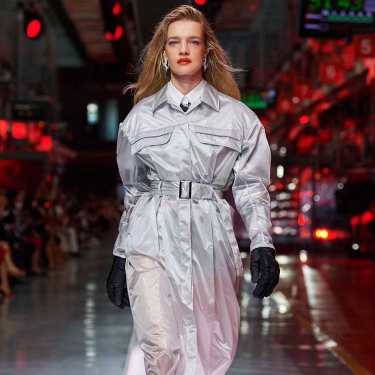 LV太子妃和老公恩爱游意大利！印花少女风穿搭真嫩，儿子比她都高