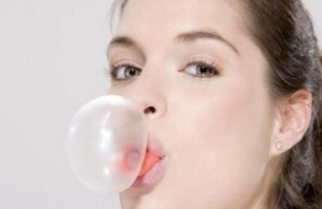 误食口香糖粘在喉咙,误食口香糖卡在肠胃里怎么办