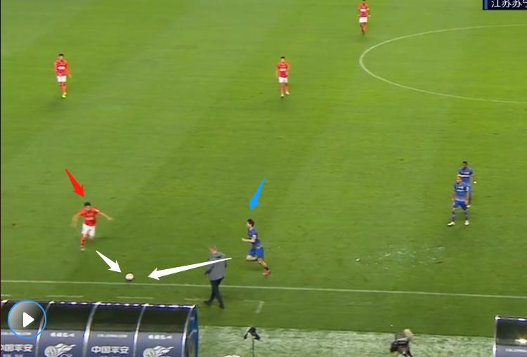 中超赛场的冲突怪谁？郑智踢水瓶反而成焦点，根本原因没人关心